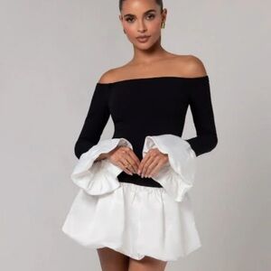 Black and White Off-Shoulder Dress
BLACK OFF THE SHOULDER WHITE